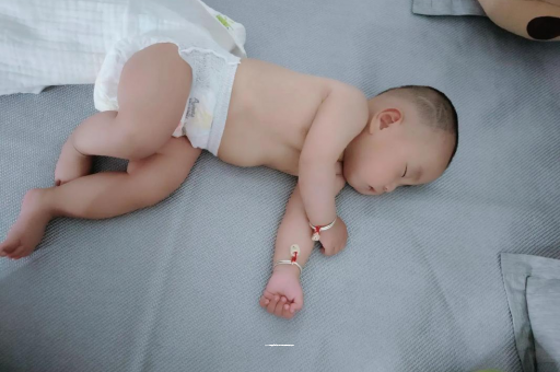 邢台两个月宝宝肚子胀气